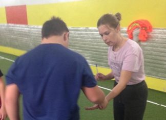 Вчера в гости к нашим футболистам с ОВЗ приходила Светлана, тренер по ЛФК