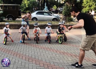 Записаться на занятия по беговелу можно несколькими способами