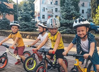 Ребята-беговелята наконец взялись за руль